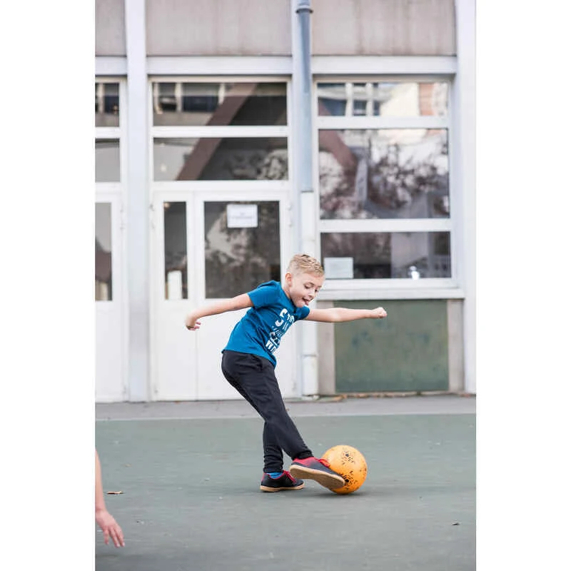 Kipsta Chaussures De Futsal Enfant 100 Noir Rouge 2 Kipsta Chaussures De Futsal Enfant 100 Noir Rouge – Image 2