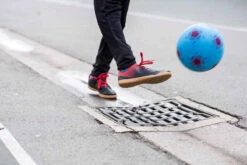 Kipsta Chaussures De Futsal Enfant 100 Noir Rouge 12 Kipsta Chaussures De Futsal Enfant 100 Noir Rouge -Magasin De Vêtements De Sport chaussures de futsal enfant 100 noir rouge 2