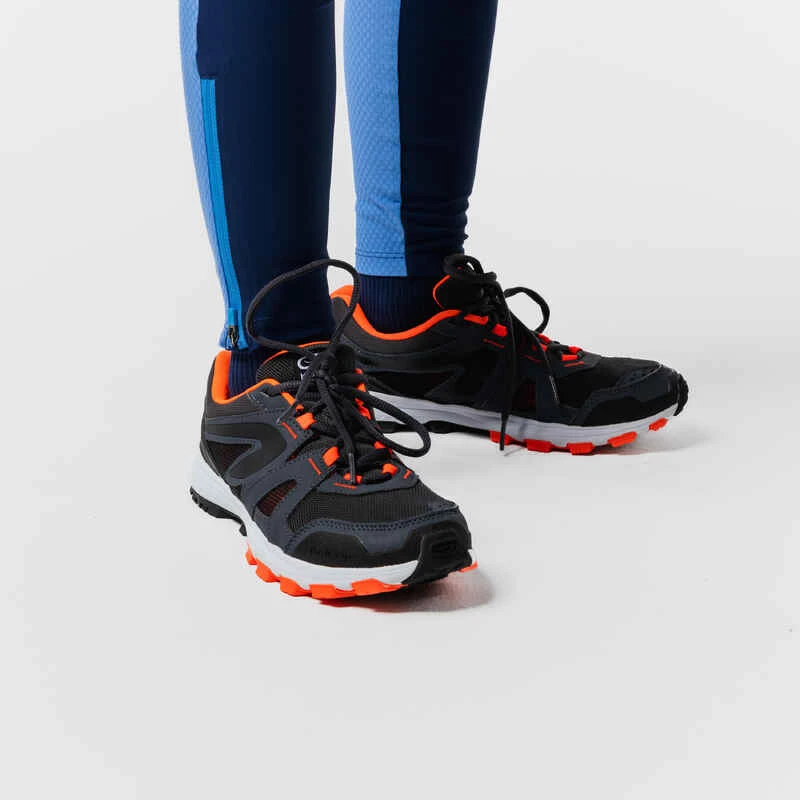 CHAUSSURES RUNNING & ATHLÉTISME ENFANT KIPRUN GRIP GRISES ET NOIRES ORANGES FLUO 5 CHAUSSURES RUNNING & ATHLÉTISME ENFANT KIPRUN GRIP GRISES ET NOIRES ORANGES FLUO – Image 5