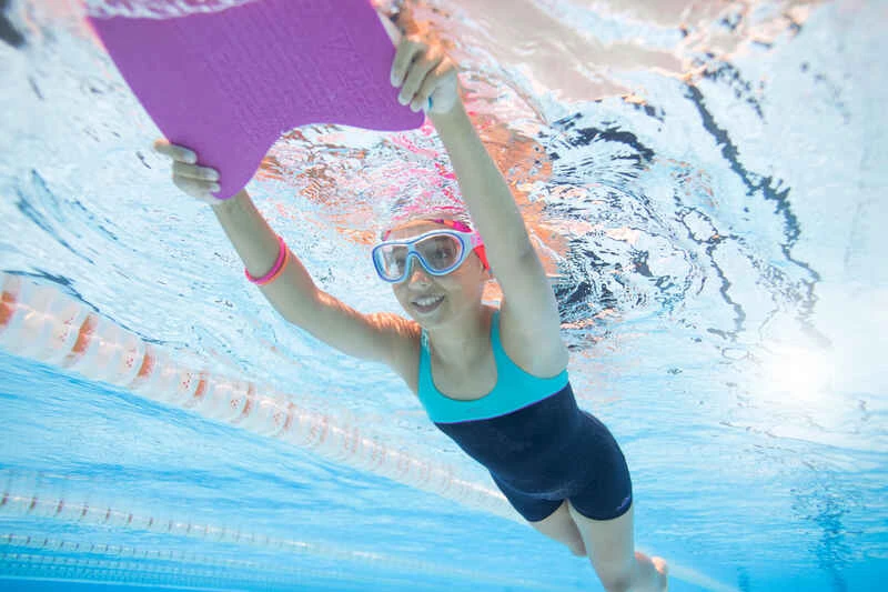 Maillot De Bain De Natation Fille Une Pièce Taïs Shorty Bleu 2 Maillot De Bain De Natation Fille Une Pièce Taïs Shorty Bleu – Image 2