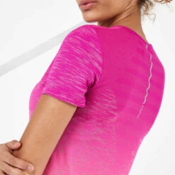 TEE SHIRT RUNNING FEMME RESPIRANT KIPRUN CARE ROUGE -Magasin De Vêtements De Sport tee shirt running femme respirant kiprun care corail 4